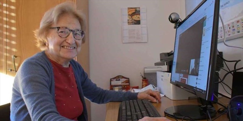 Norma, la prof di esperanto insegna su Zoom a 94 anni