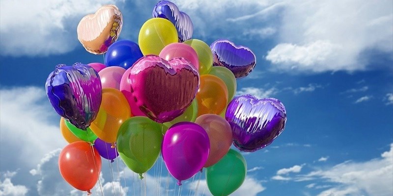 Trentino, vietato liberare in cielo i palloncini colorati