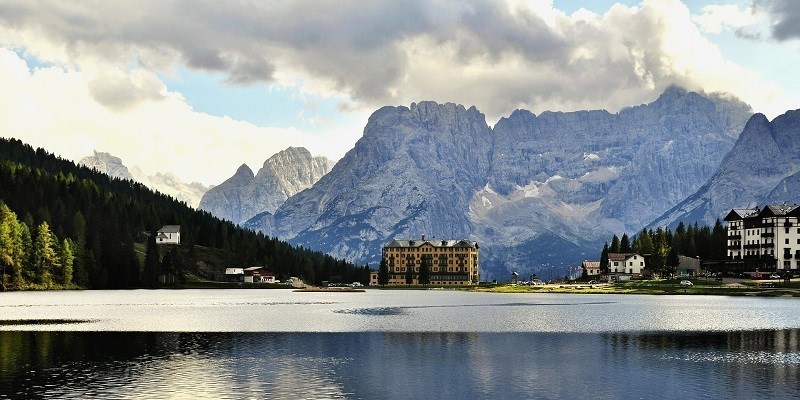 Sulle rive del lago di Misurina