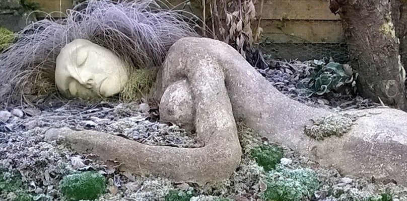 “Mud Maid”, la scultura che cambia ad ogni stagione