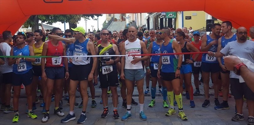 Iliass Aouani, maratoneta italiano a Barcellona, vince due volte