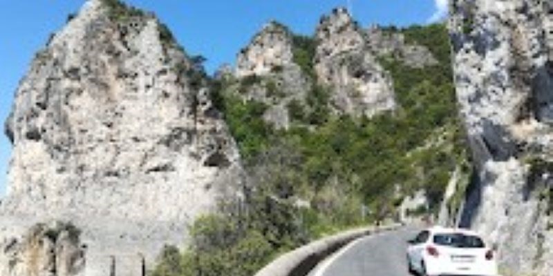 Ricaricare le auto in movimento si può
