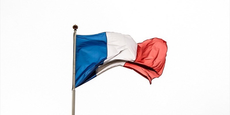La bandiera francese cambia colore