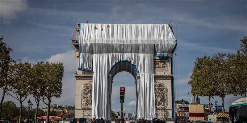 Parigi impacchetta l’Arco di Trionfo