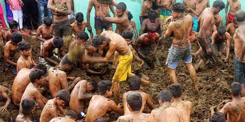 In India la battaglia del letame