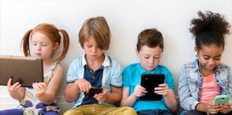 Basta cellulari e tablet ai bambini